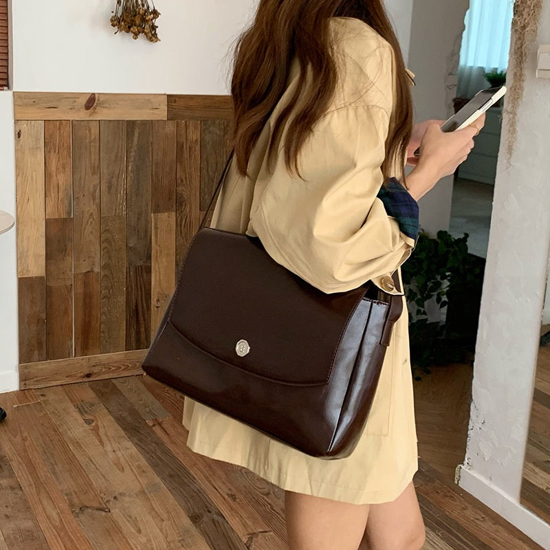 IELGY Messenger Bag Female Niche Design Retro Large-capacity Texture Commuter Briefcase