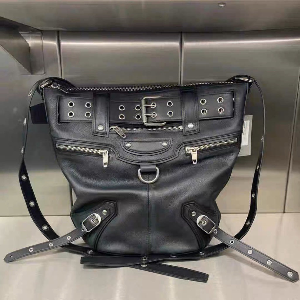 Ielgy Fashionable All-Match Dark Rivets Heavy Industry Motorcycle Bucket Shoulder Mes