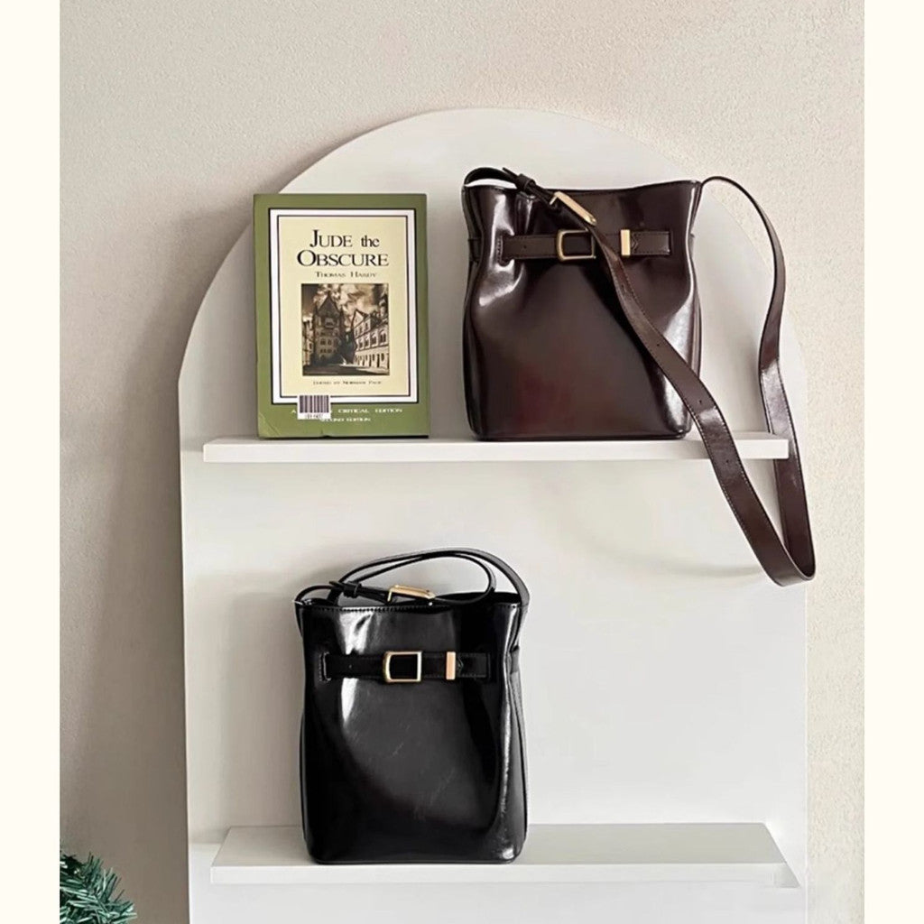 Ielgy Niche Design Oil Wax Leather Small Bucket Bag Ladies Black Retro One-Shoulder Messenger Casual Bag