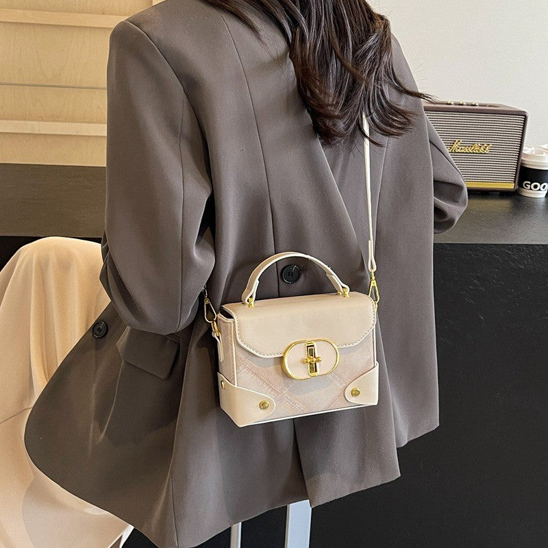 Ielgy Simple Fashion Handbag Diamond Chain Casual Crossbody Small Square Bag