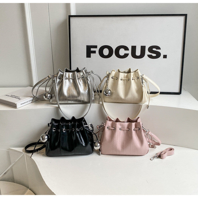 Ielgy Ladies Pleated Silver Messenger Bag All-Match Design Sense Shoulder Bag Ding Bucket Bag