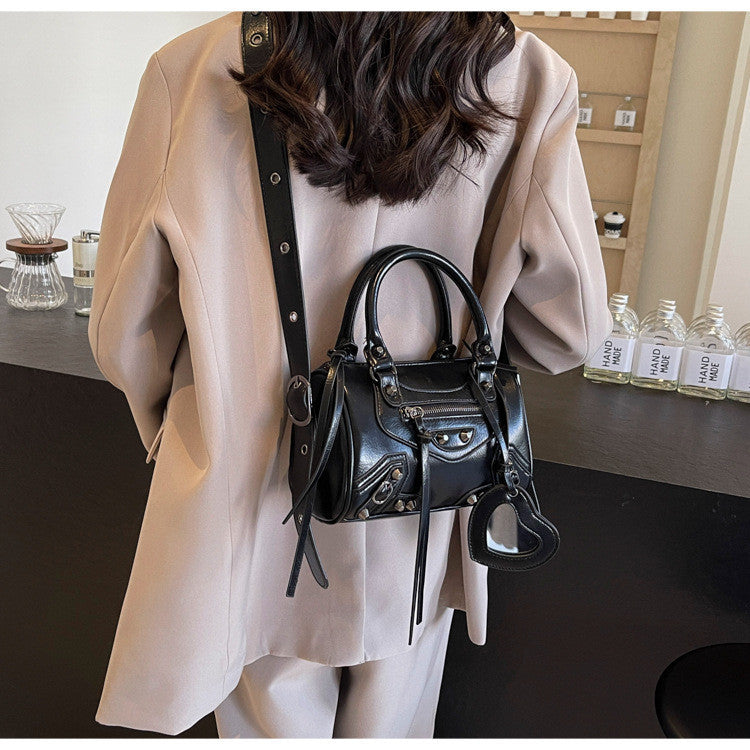 Ielgy High-End Rivets Hot Girl Style Texture Boston Handbag Niche One-Shoulder Messenger Motorcycle Bag