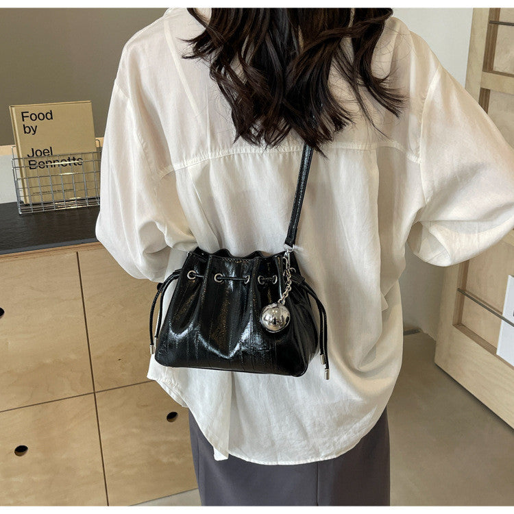 Ielgy Ladies Pleated Silver Messenger Bag All-Match Design Sense Shoulder Bag Ding Bucket Bag