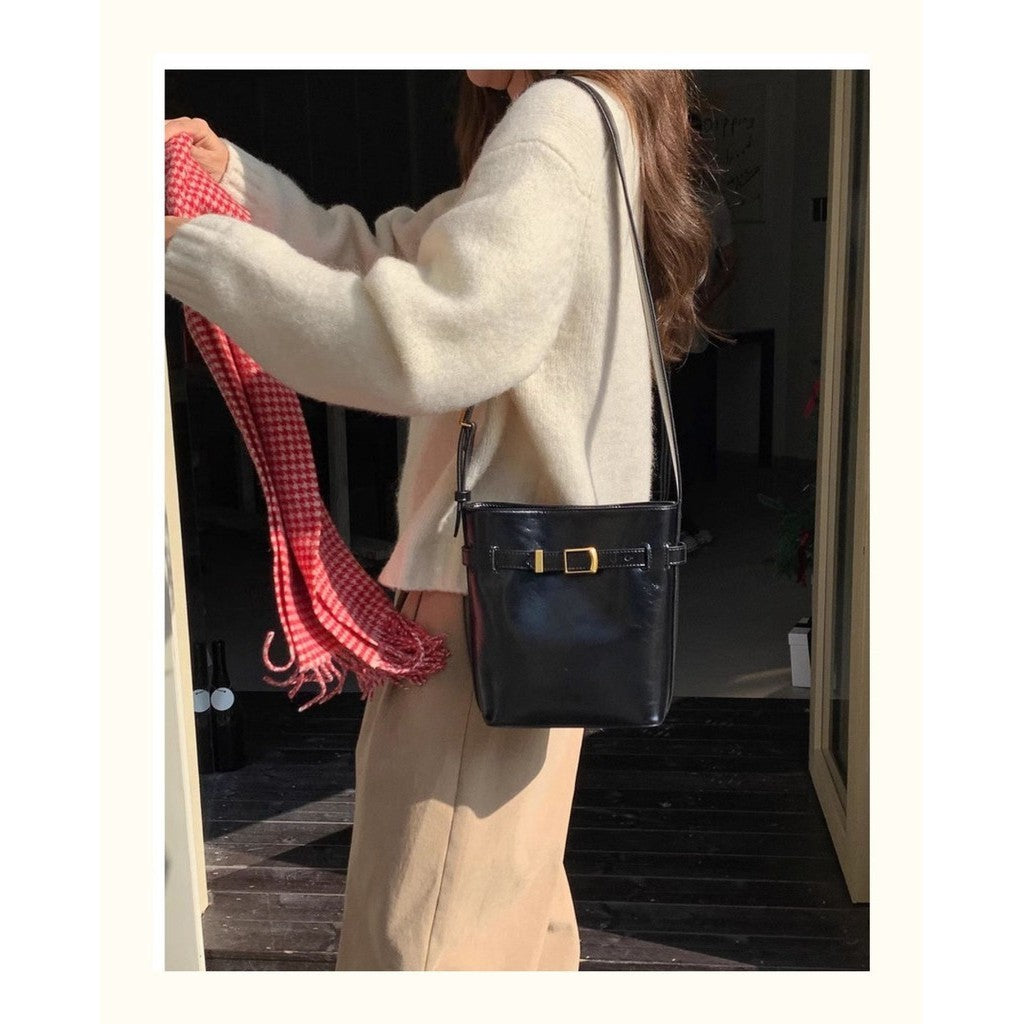 Ielgy Niche Design Oil Wax Leather Small Bucket Bag Ladies Black Retro One-Shoulder Messenger Casual Bag