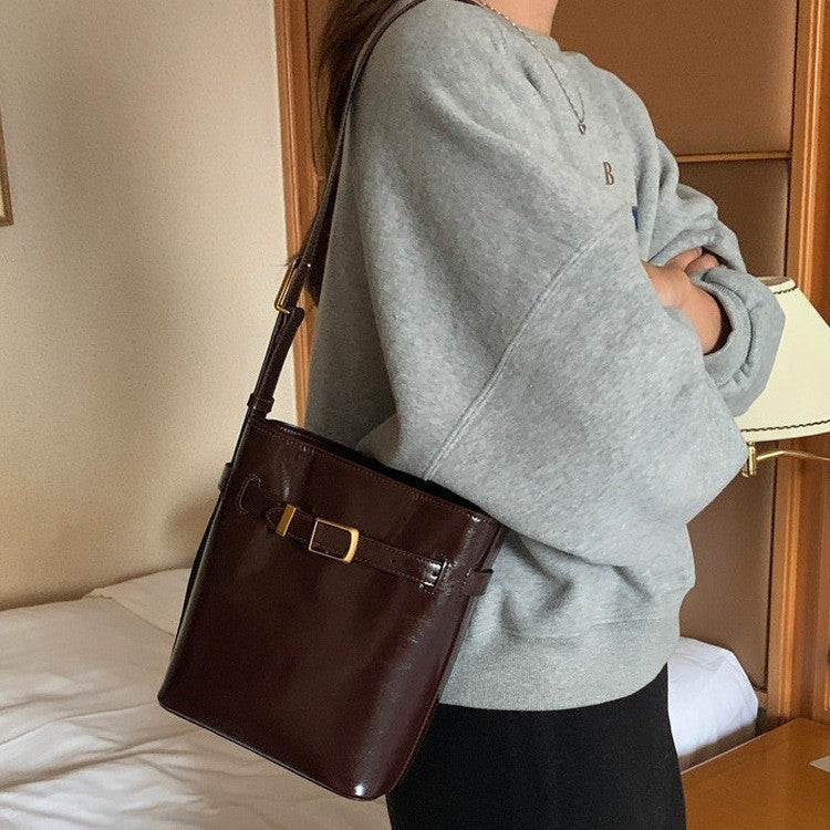 Ielgy Niche Design Oil Wax Leather Small Bucket Bag Ladies Black Retro One-Shoulder Messenger Casual Bag