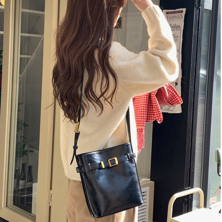 Ielgy Niche Design Oil Wax Leather Small Bucket Bag Ladies Black Retro One-Shoulder Messenger Casual Bag