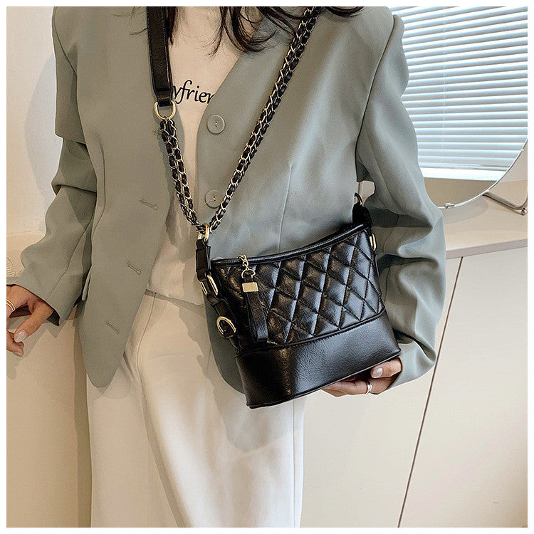 Ielgy Ladies Popular Silver Chain Bag Trendy High-End Texture Niche Diagonal Stray Bag