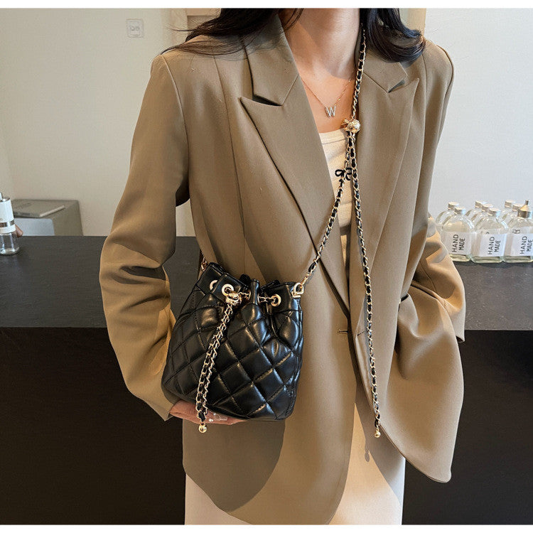 Ielgy Diamond Chain Crossbody Drawstring Bucket Bag Round Barrel Shoulder Bag