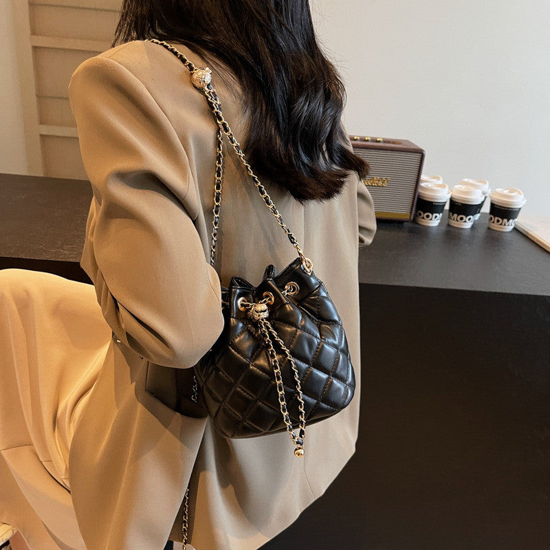 Ielgy Diamond Chain Crossbody Drawstring Bucket Bag Round Barrel Shoulder Bag
