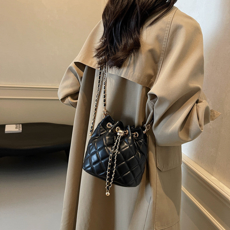 Ielgy Diamond Chain Crossbody Drawstring Bucket Bag Round Barrel Shoulder Bag