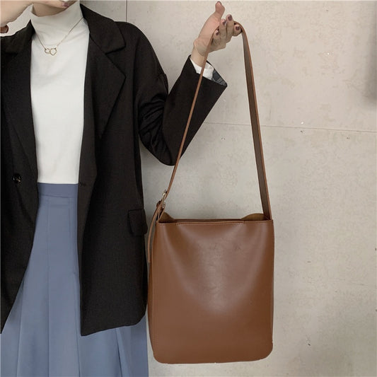 IELGY large capacity simple commuter retro messenger bucket bag