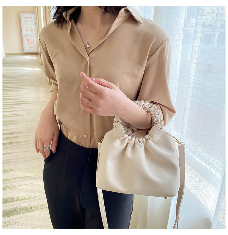 Plain color and retro fashion style handbag for women