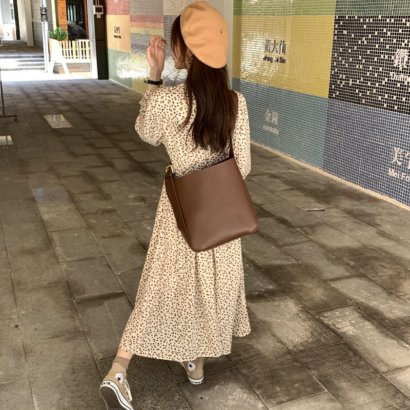 IELGY large capacity simple commuter retro messenger bucket bag