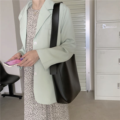 IELGY large capacity simple commuter retro messenger bucket bag