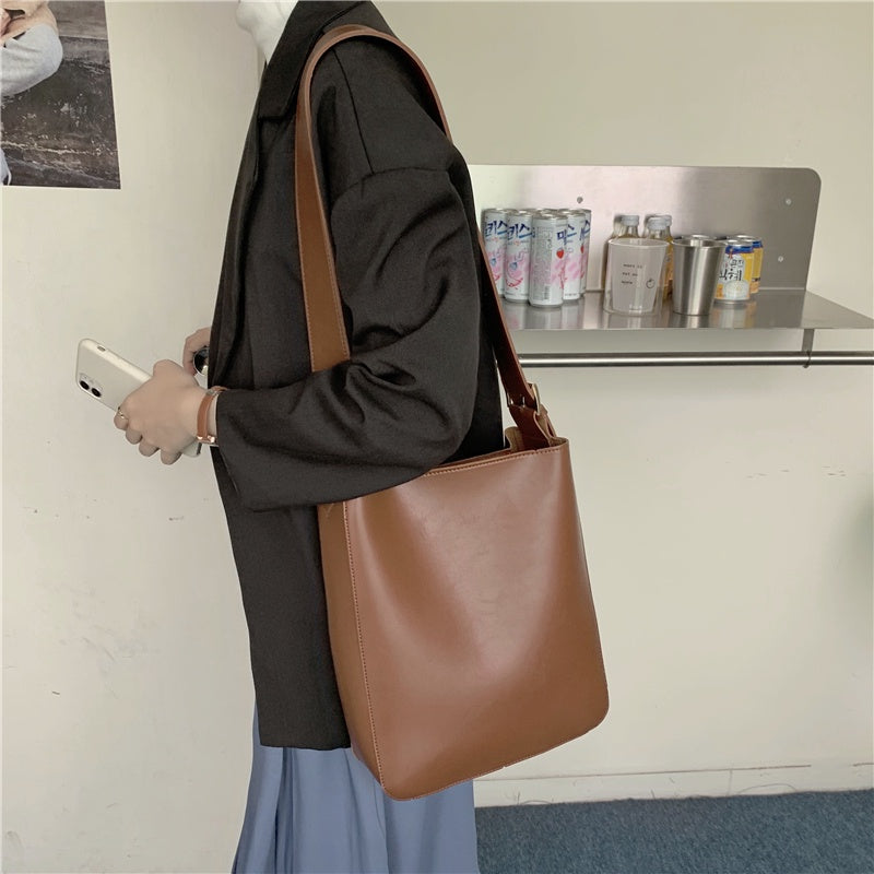 IELGY large capacity simple commuter retro messenger bucket bag