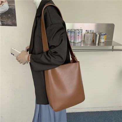 IELGY large capacity simple commuter retro messenger bucket bag