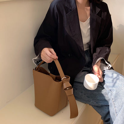 IELGY Cross-body Brown One-shoulder Large capacity Black Women's bag Simple All-match Bucket