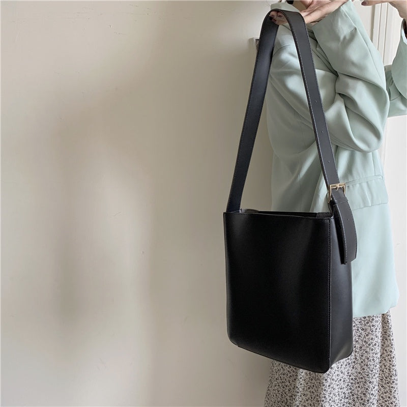 IELGY large capacity simple commuter retro messenger bucket bag