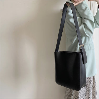 IELGY large capacity simple commuter retro messenger bucket bag