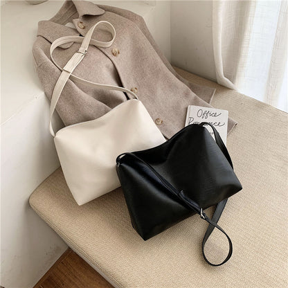 IELGY fashion versatile shoulder bag postman Korean version Hong Kong style large capacity cool messenger solid color