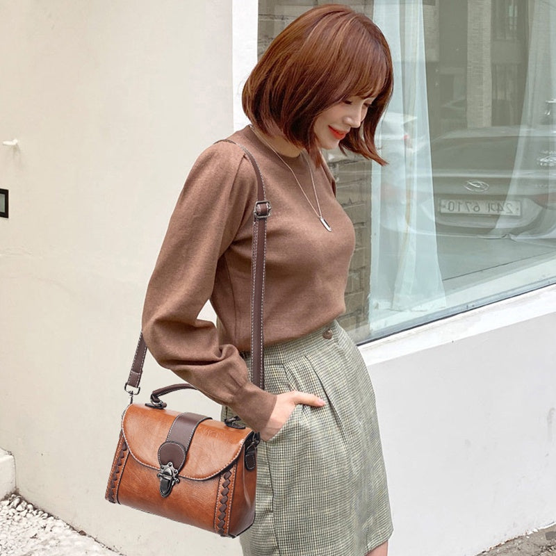 IELGY fashion wear-resistant rivet messenger handbag retro