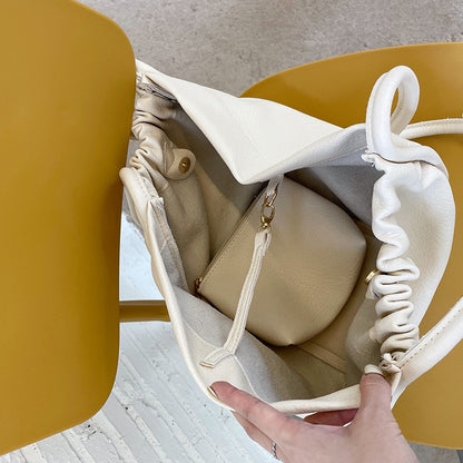 IELGY niche design large-capacity tote bag, comfortable cloud bag, simple picture and mother shoulder bag