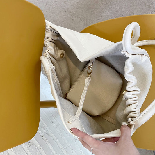 IELGY niche design large-capacity tote bag, comfortable cloud bag, simple picture and mother shoulder bag