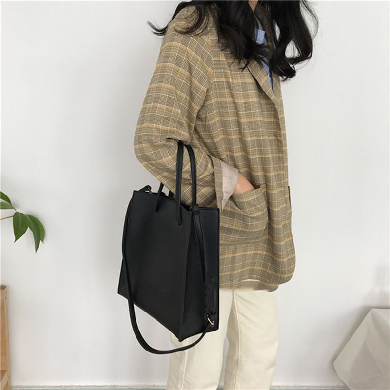 IELGY One shoulder Crossbody Large capacity Simple Black Fashion Retro Women's bag Portable