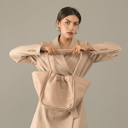 IELGY niche design large-capacity tote bag, comfortable cloud bag, simple picture and mother shoulder bag