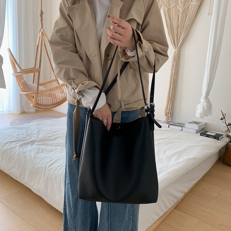 IELGY large-capacity bucket bag Korean style simple shoulder bag fashion all-match texture Messenger bag