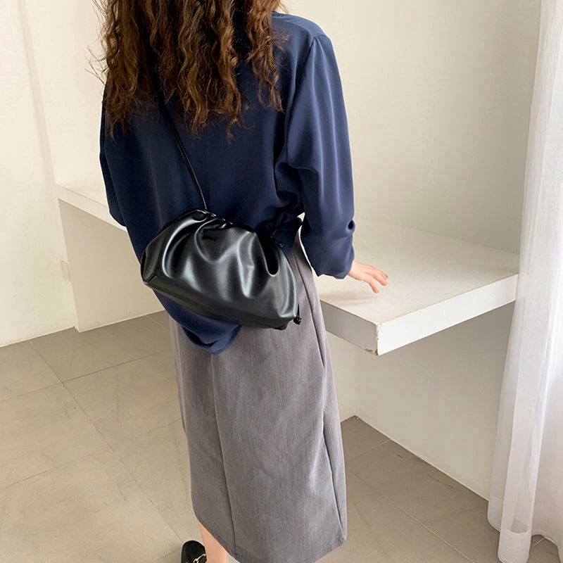 IELGY One-shoulder female bag dumplings Messenger bag pleated bag hand bag small bag female