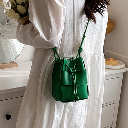 IELGY niche high-end hand-woven bucket-shaped messenger bag for women