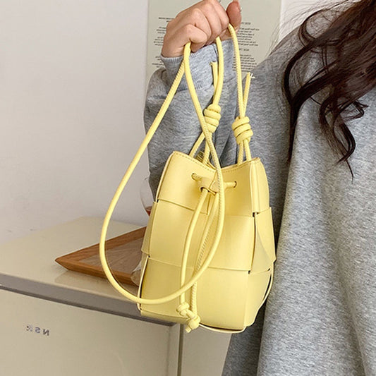 IELGY niche high-end hand-woven bucket-shaped messenger bag for women