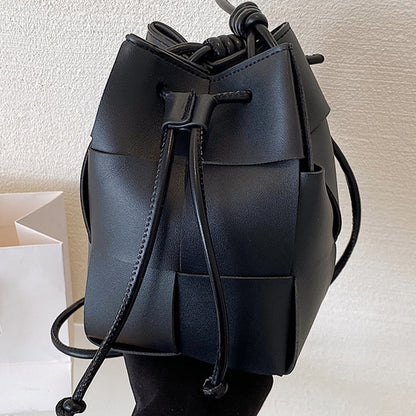 IELGY niche high-end hand-woven bucket-shaped messenger bag for women
