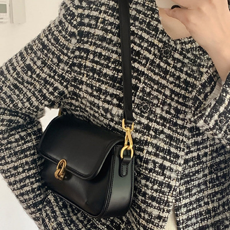 IELGY handbag women's retro armpit niche design high-end lock bag baguette
