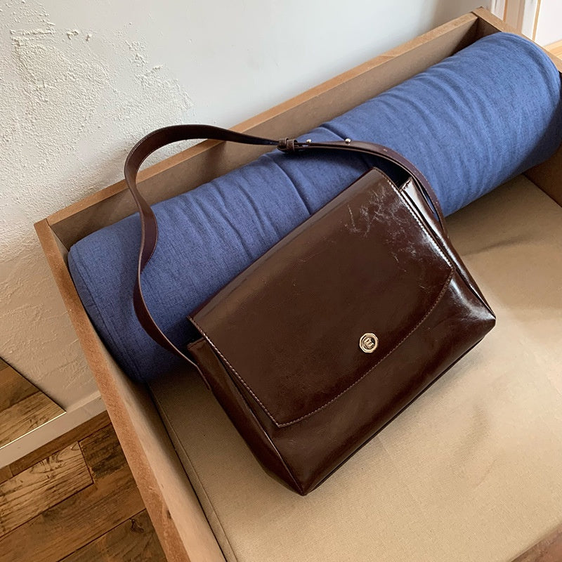 IELGY Messenger Bag Female Niche Design Retro Large-capacity Texture Commuter Briefcase