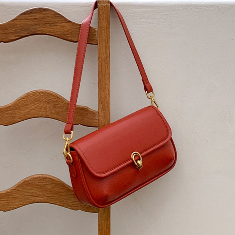IELGY handbag women's retro armpit niche design high-end lock bag baguette
