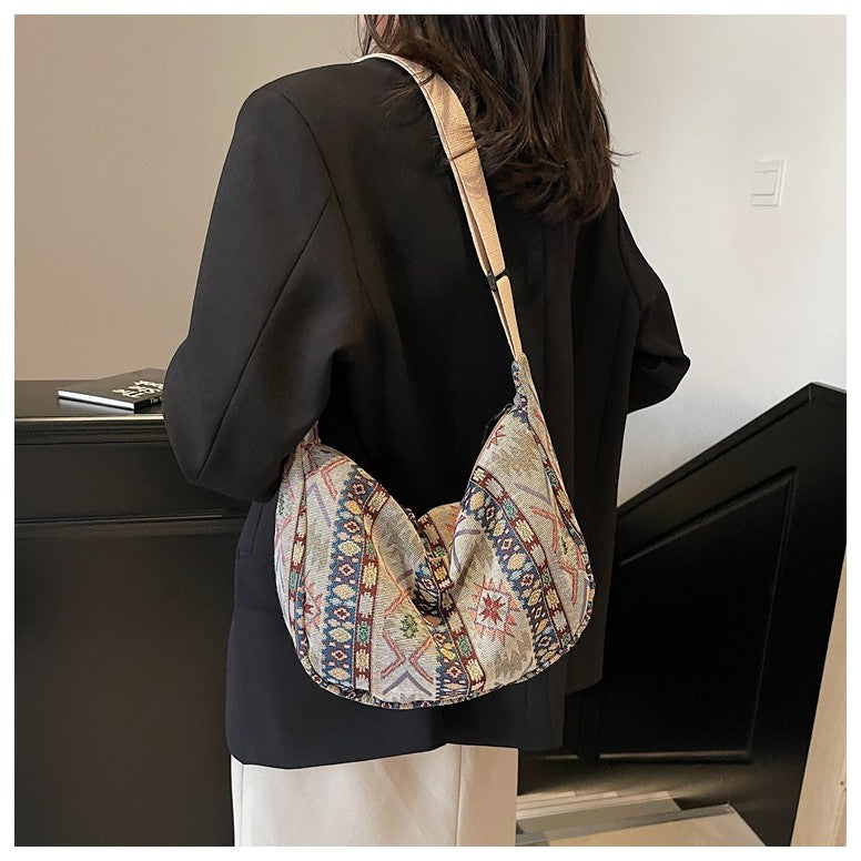 IELGY Large-Capacity Dumpling Bag Fashionable Messenger Bag