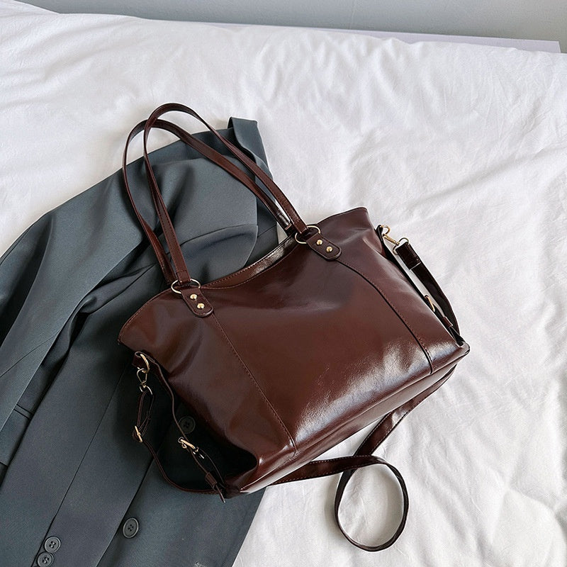 Ielgy Oil Leather Large-Capacity Messenger Bag All-Match Shoulder Commuter Fashion Tote Bag