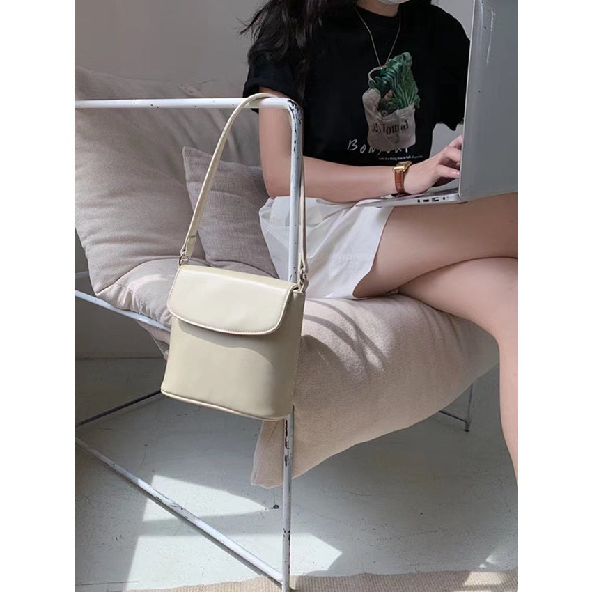 Ielgy Ladies All-Match Red One-Shoulder Messenger Bucket Bag