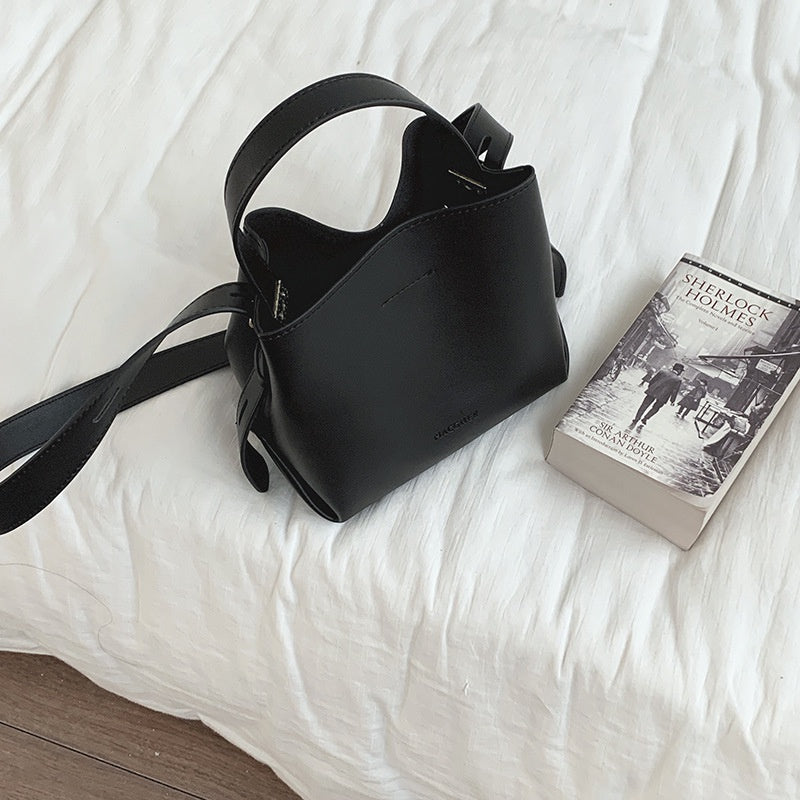 Ielgy Retro High-End Texture Underarm Large-Capacity Bucket Bag Wide Shoulder Strap One-Shou