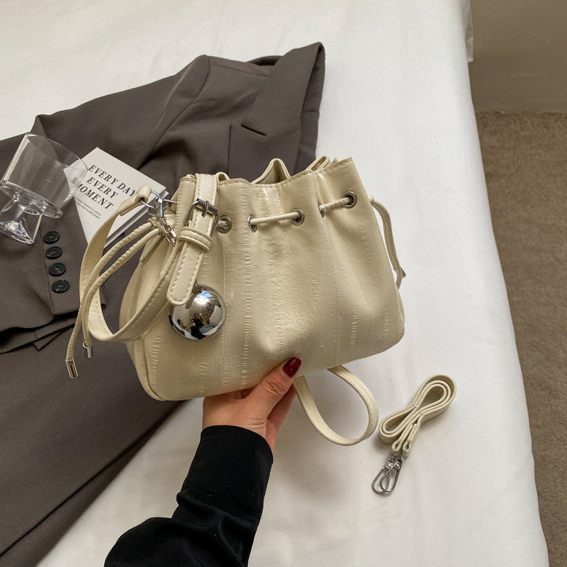 Ielgy Ladies Pleated Silver Messenger Bag All-Match Design Sense Shoulder Bag Ding Bucket Bag