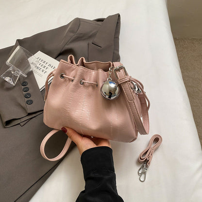 Ielgy Ladies Pleated Silver Messenger Bag All-Match Design Sense Shoulder Bag Ding Bucket Bag