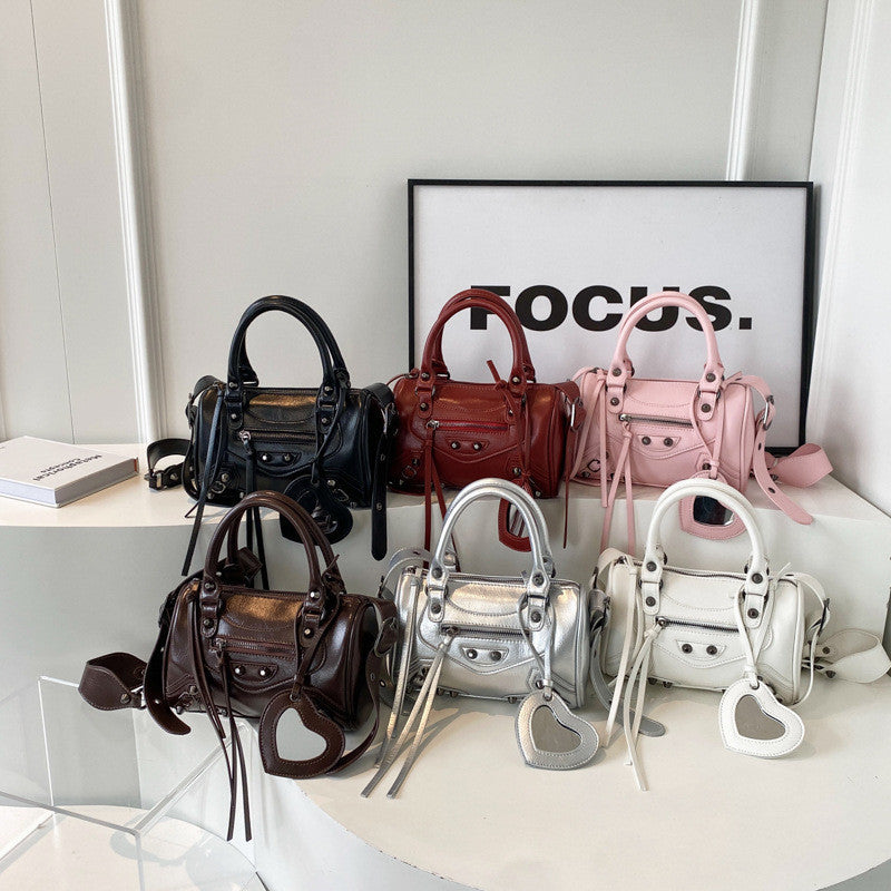 Ielgy High-End Rivets Hot Girl Style Texture Boston Handbag Niche One-Shoulder Messenger Motorcycle Bag