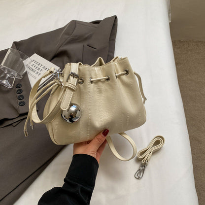 Ielgy Ladies Pleated Silver Messenger Bag All-Match Design Sense Shoulder Bag Ding Bucket Bag