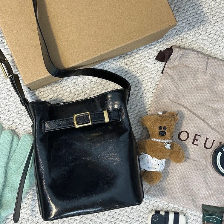 Ielgy Niche Design Oil Wax Leather Small Bucket Bag Ladies Black Retro One-Shoulder Messenger Casual Bag