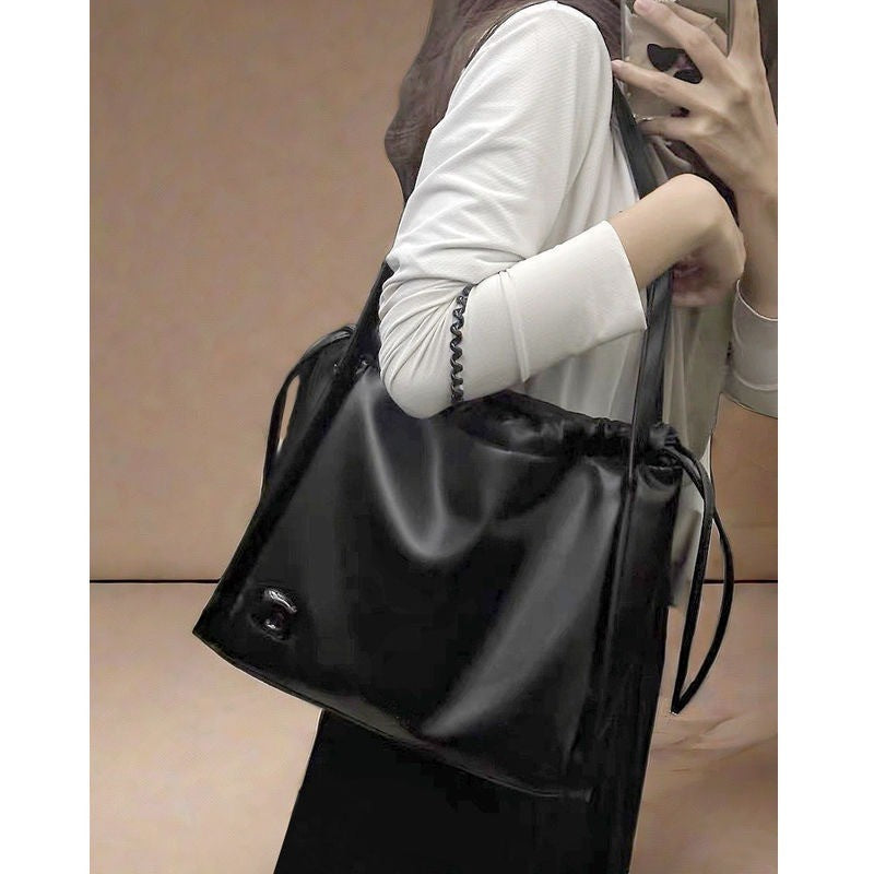 Ielgy Black Large Capacity Drawstring Tote Bag High-End Texture Niche Commuter Soft Leather Shoulder Bag