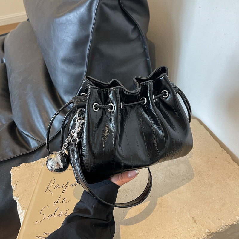 Ielgy Ladies Pleated Silver Messenger Bag All-Match Design Sense Shoulder Bag Ding Bucket Bag