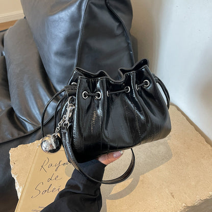 Ielgy Ladies Pleated Silver Messenger Bag All-Match Design Sense Shoulder Bag Ding Bucket Bag