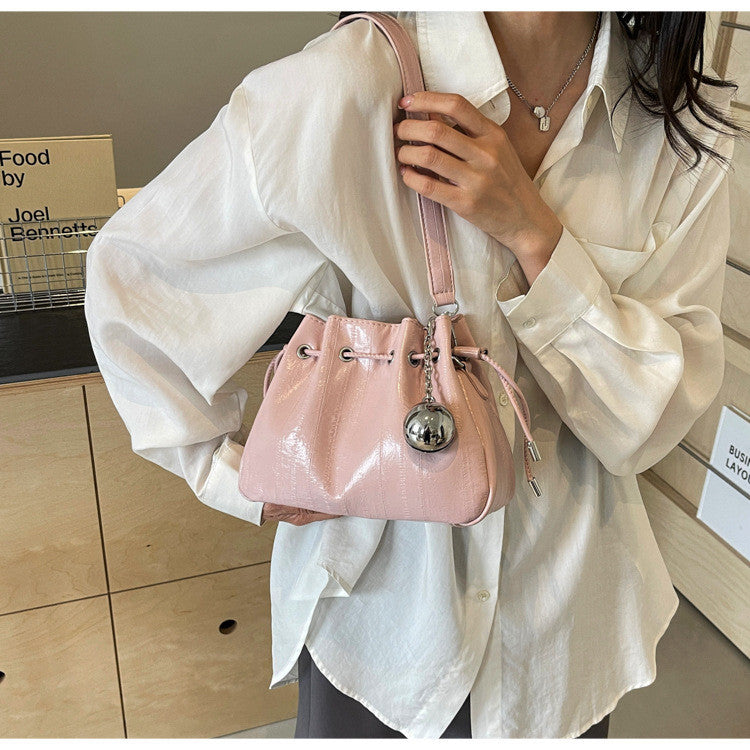 Ielgy Ladies Pleated Silver Messenger Bag All-Match Design Sense Shoulder Bag Ding Bucket Bag